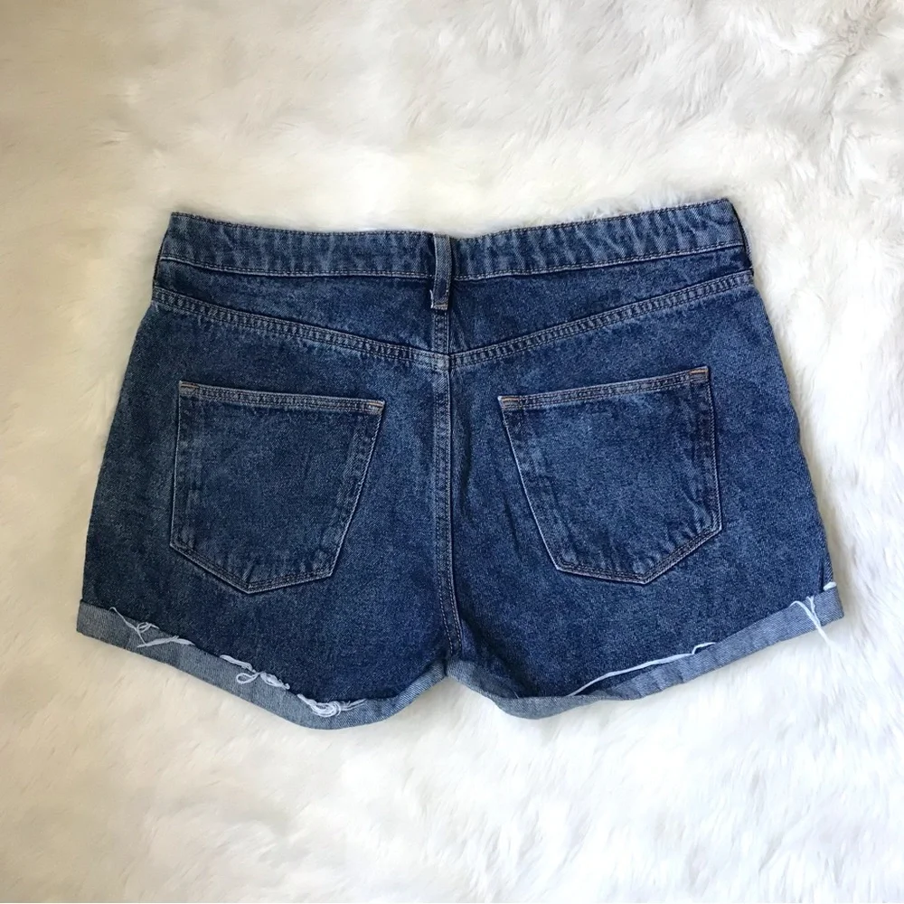 h&m mid rise dark wash denim shorts - Picture 4 of 7